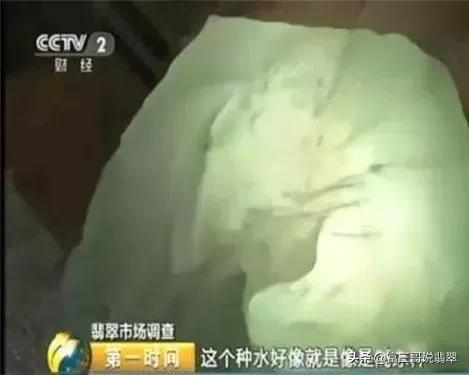 翡翠毛料哪里多瑞丽翡翠原石切开后-第16张图片-翡翠网 翡翠毛料哪里多瑞丽翡翠原石切开后-第16张图片-翡翠网