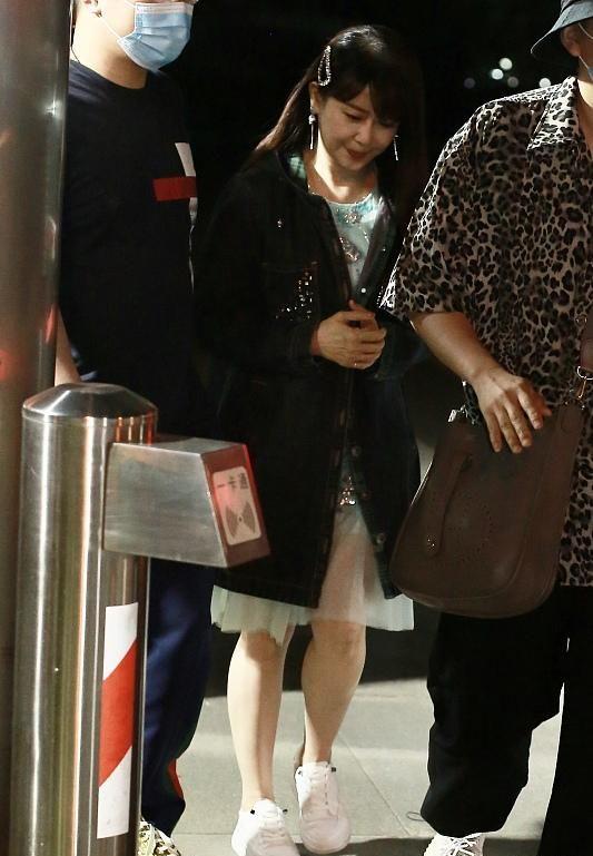 关于孟庭苇最爱的翡翠手镯的信息-第2张图片-翡翠网 关于孟庭苇最爱的翡翠手镯的信息-第2张图片-翡翠网