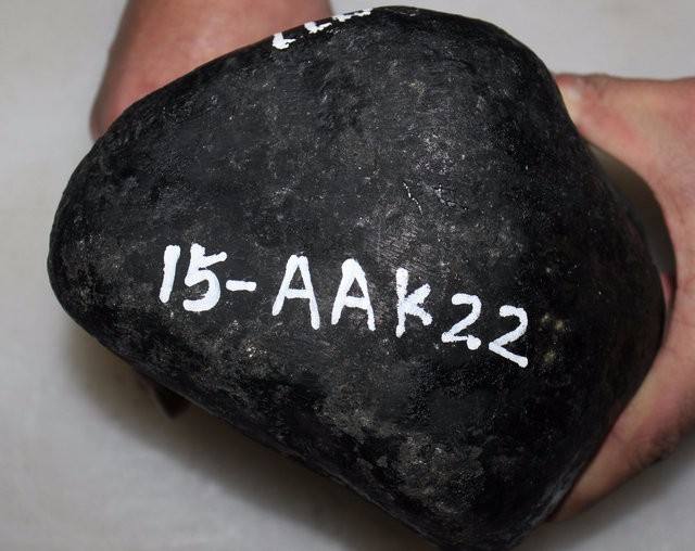 翡翠原石石皮莫湾基黑色翡翠原石出白雾-第1张图片-翡翠网 翡翠原石石皮莫湾基黑色翡翠原石出白雾-第1张图片-翡翠网