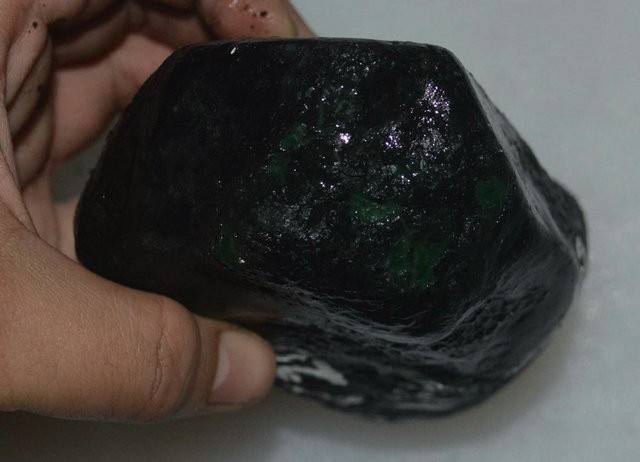 翡翠原石石皮莫湾基黑色翡翠原石出白雾-第2张图片-翡翠网 翡翠原石石皮莫湾基黑色翡翠原石出白雾-第2张图片-翡翠网