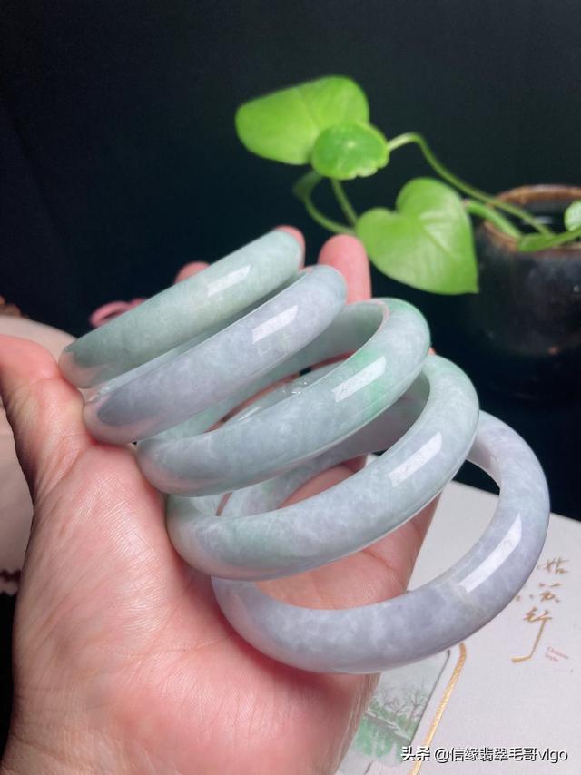 商场翡翠手镯一般多少钱的简单介绍-第4张图片-翡翠网 商场翡翠手镯一般多少钱的简单介绍-第4张图片-翡翠网