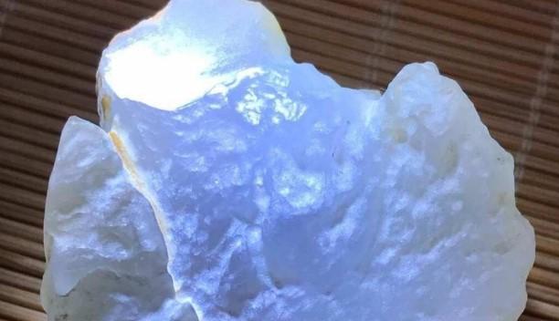 翡翠原石紫光变绿,紫光灯照射下玉变黄-第1张图片-翡翠网 翡翠原石紫光变绿,紫光灯照射下玉变黄-第1张图片-翡翠网