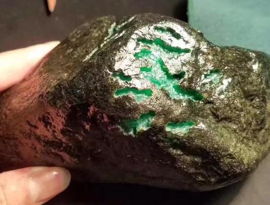 翡翠原石紫光变绿,紫光灯照射下玉变黄-第3张图片-翡翠网 翡翠原石紫光变绿,紫光灯照射下玉变黄-第3张图片-翡翠网