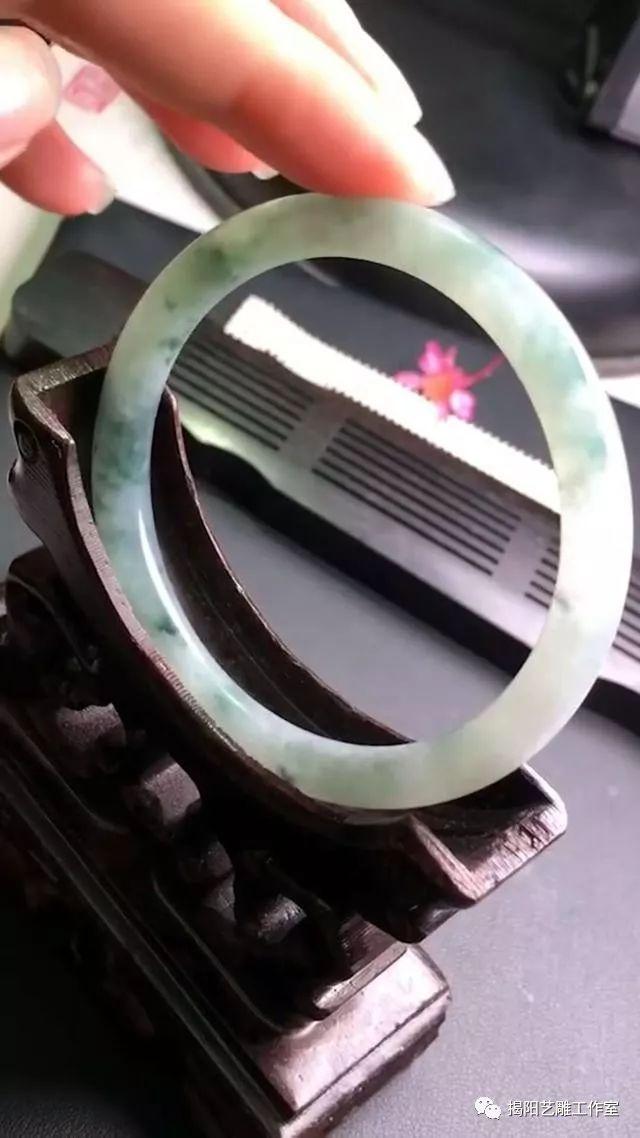 包含一千多手镯是翡翠吗的词条-第4张图片-翡翠网 包含一千多手镯是翡翠吗的词条-第4张图片-翡翠网