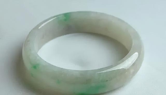 白底绿翡翠价格,白底青飘阳绿翡翠手镯-第1张图片-翡翠网 白底绿翡翠价格,白底青飘阳绿翡翠手镯-第1张图片-翡翠网