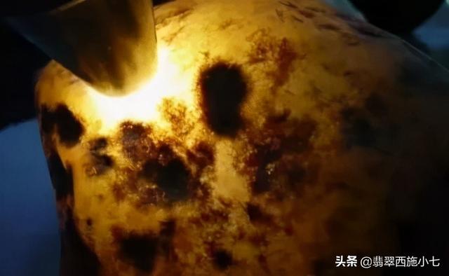 翡翠原石癣的化开,翡翠原石癣怎么鉴定-第6张图片-翡翠网 翡翠原石癣的化开,翡翠原石癣怎么鉴定-第6张图片-翡翠网