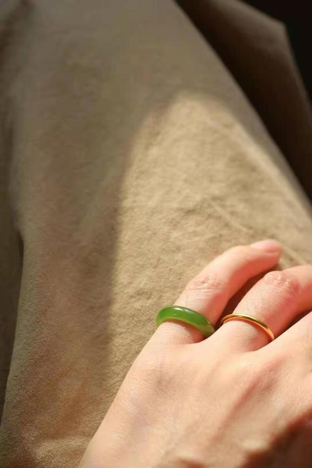 翡翠戒圈比平时戒指要大吗玉戒指翡翠指环价格-第2张图片-翡翠网 翡翠戒圈比平时戒指要大吗玉戒指翡翠指环价格-第2张图片-翡翠网