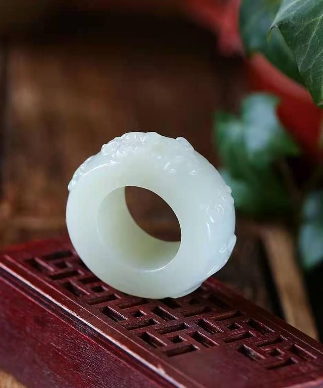 翡翠戒圈比平时戒指要大吗玉戒指翡翠指环价格-第3张图片-翡翠网 翡翠戒圈比平时戒指要大吗玉戒指翡翠指环价格-第3张图片-翡翠网