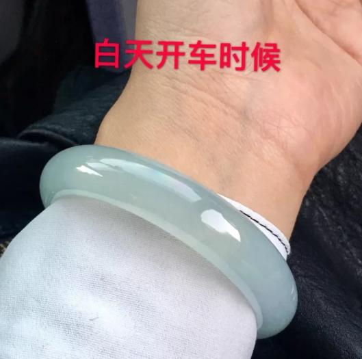 带的玉为啥会变黑,翡翠手镯变多样颜色是不是真的吗-第2张图片-翡翠网 带的玉为啥会变黑,翡翠手镯变多样颜色是不是真的吗-第2张图片-翡翠网