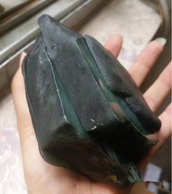 挑选翡翠原石,很薄的黑皮翡翠原石图片-第1张图片-翡翠网 挑选翡翠原石,很薄的黑皮翡翠原石图片-第1张图片-翡翠网