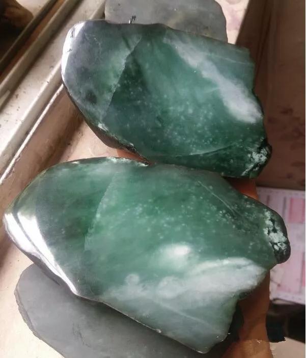 挑选翡翠原石,很薄的黑皮翡翠原石图片-第2张图片-翡翠网 挑选翡翠原石,很薄的黑皮翡翠原石图片-第2张图片-翡翠网