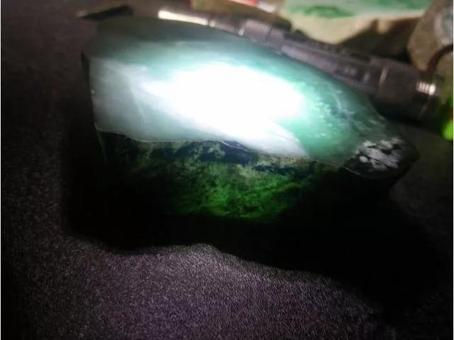挑选翡翠原石,很薄的黑皮翡翠原石图片-第3张图片-翡翠网 挑选翡翠原石,很薄的黑皮翡翠原石图片-第3张图片-翡翠网