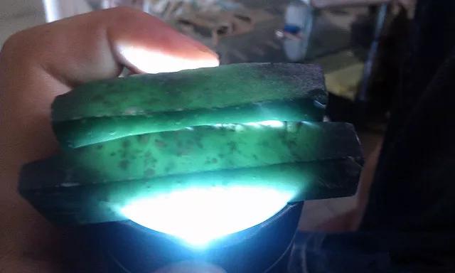 挑选翡翠原石,很薄的黑皮翡翠原石图片-第4张图片-翡翠网 挑选翡翠原石,很薄的黑皮翡翠原石图片-第4张图片-翡翠网