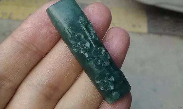 挑选翡翠原石,很薄的黑皮翡翠原石图片-第5张图片-翡翠网 挑选翡翠原石,很薄的黑皮翡翠原石图片-第5张图片-翡翠网