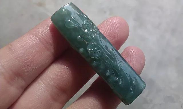 挑选翡翠原石,很薄的黑皮翡翠原石图片-第6张图片-翡翠网 挑选翡翠原石,很薄的黑皮翡翠原石图片-第6张图片-翡翠网