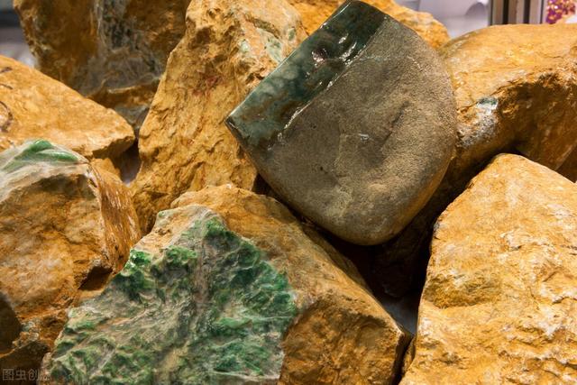 翡翠原石里面全是黑癣翡翠原石癣打灯没色-第2张图片-翡翠网 翡翠原石里面全是黑癣翡翠原石癣打灯没色-第2张图片-翡翠网