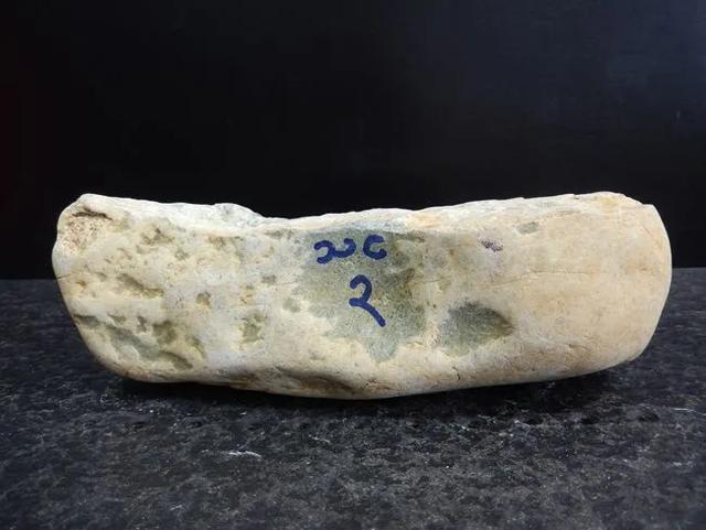 翡翠原石打灯颜色用灯照翡翠原石是看什么-第8张图片-翡翠网