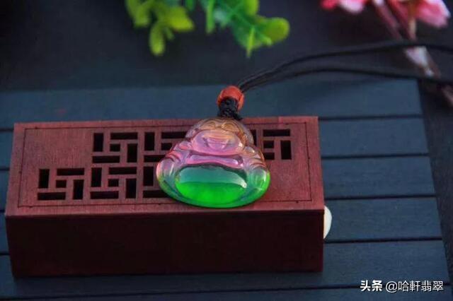 请问这个翡翠玉镯价格是多少,和田玉和翡翠哪个好-第4张图片-翡翠网 请问这个翡翠玉镯价格是多少,和田玉和翡翠哪个好-第4张图片-翡翠网