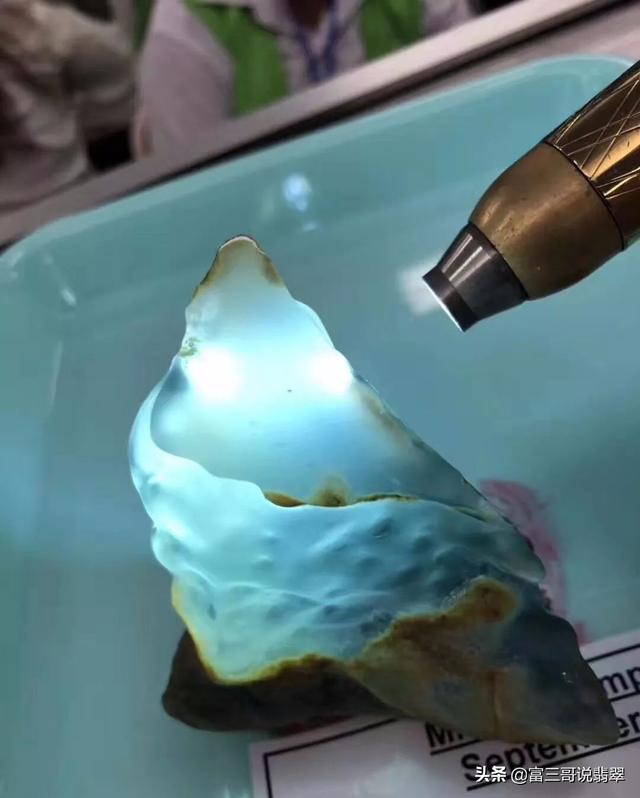 翡翠的原石在哪里,翡翠原石玉质粗糙-第2张图片-翡翠网 翡翠的原石在哪里,翡翠原石玉质粗糙-第2张图片-翡翠网