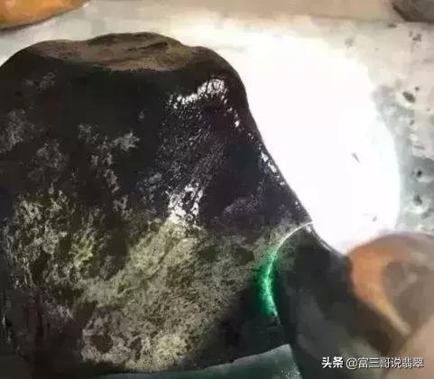 翡翠的原石在哪里,翡翠原石玉质粗糙-第7张图片-翡翠网 翡翠的原石在哪里,翡翠原石玉质粗糙-第7张图片-翡翠网
