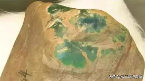 翡翠的原石在哪里,翡翠原石玉质粗糙-第9张图片-翡翠网 翡翠的原石在哪里,翡翠原石玉质粗糙-第9张图片-翡翠网