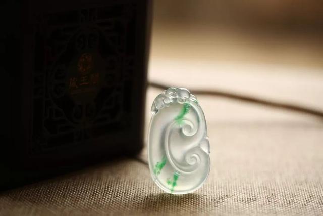 细糯冰种飘点状阳绿色翡翠手镯,飘阳绿色玉好不好-第2张图片-翡翠网 细糯冰种飘点状阳绿色翡翠手镯,飘阳绿色玉好不好-第2张图片-翡翠网