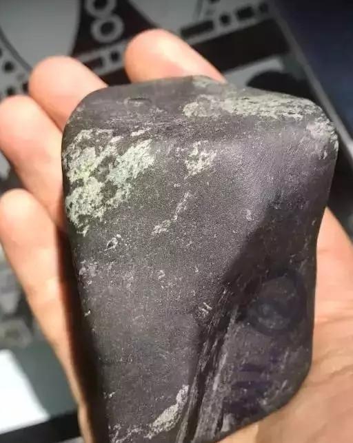 上海翡翠解石价格翡翠毛料解石视频-第1张图片-翡翠网 上海翡翠解石价格翡翠毛料解石视频-第1张图片-翡翠网