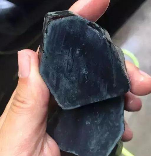 上海翡翠解石价格翡翠毛料解石视频-第3张图片-翡翠网 上海翡翠解石价格翡翠毛料解石视频-第3张图片-翡翠网