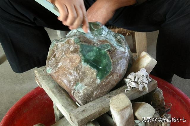 翡翠原石红沙皮图片莫西沙黄沙皮翡翠原石-第3张图片-翡翠网 翡翠原石红沙皮图片莫西沙黄沙皮翡翠原石-第3张图片-翡翠网