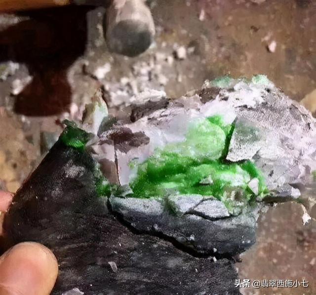 翡翠原石红沙皮图片莫西沙黄沙皮翡翠原石-第4张图片-翡翠网 翡翠原石红沙皮图片莫西沙黄沙皮翡翠原石-第4张图片-翡翠网