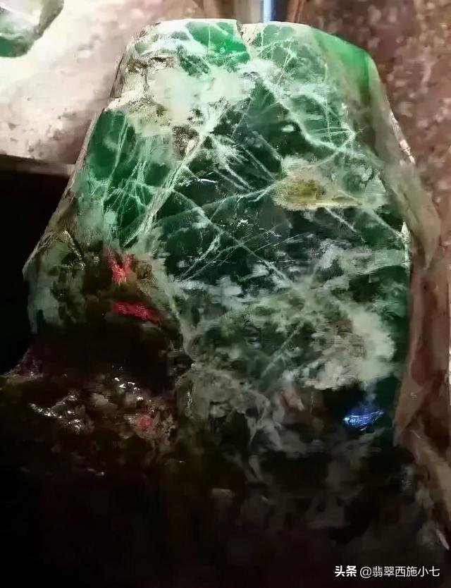 翡翠手镯洗澡可以戴吗,翡翠手镯有水波纹是什么原因-第7张图片-翡翠网 翡翠手镯洗澡可以戴吗,翡翠手镯有水波纹是什么原因-第7张图片-翡翠网