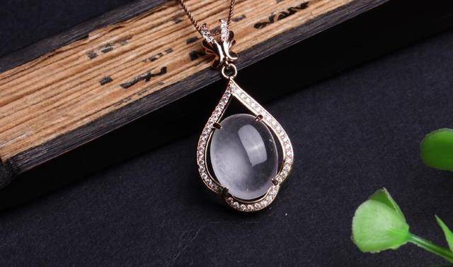 有水沫子的翡翠原石会出高品质翡翠吗翡翠原石切出水沫-第7张图片-翡翠网 有水沫子的翡翠原石会出高品质翡翠吗翡翠原石切出水沫-第7张图片-翡翠网