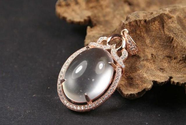 有水沫子的翡翠原石会出高品质翡翠吗翡翠原石切出水沫-第8张图片-翡翠网 有水沫子的翡翠原石会出高品质翡翠吗翡翠原石切出水沫-第8张图片-翡翠网