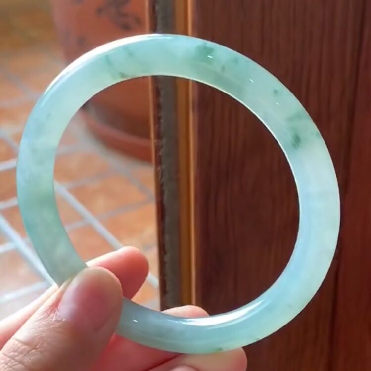 关于冰种飘花圆形翡翠手镯价格的信息-第2张图片-翡翠网 关于冰种飘花圆形翡翠手镯价格的信息-第2张图片-翡翠网