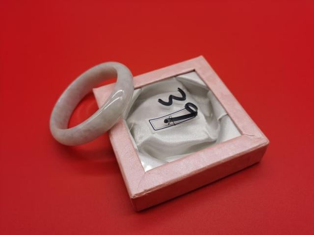 女士戴玉镯戴哪个手上江苏翡翠手镯女士-第5张图片-翡翠网 女士戴玉镯戴哪个手上江苏翡翠手镯女士-第5张图片-翡翠网