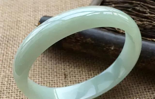 冰糯种翡翠手镯有棉絮什么是糯种翡翠-第1张图片-翡翠网 冰糯种翡翠手镯有棉絮什么是糯种翡翠-第1张图片-翡翠网