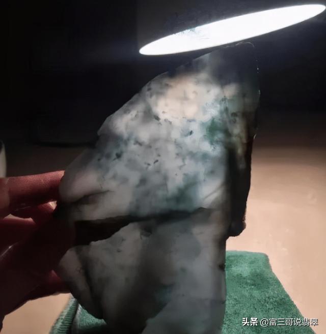包头翡翠华庭一期,包头男子入手76公斤翡翠原石-第12张图片-翡翠网 包头翡翠华庭一期,包头男子入手76公斤翡翠原石-第12张图片-翡翠网