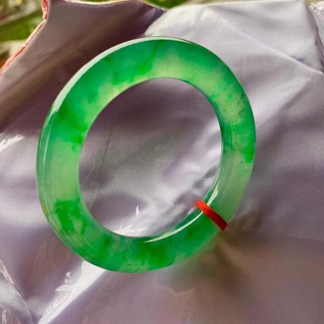 手镯的圈口怎么量准确,翡翠手镯佩戴尺码-第7张图片-翡翠网 手镯的圈口怎么量准确,翡翠手镯佩戴尺码-第7张图片-翡翠网