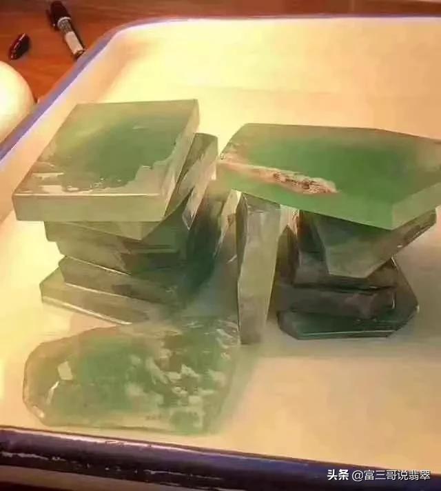 翡翠记者现场怼木那原石木那红皮翡翠原石-第4张图片-翡翠网 翡翠记者现场怼木那原石木那红皮翡翠原石-第4张图片-翡翠网