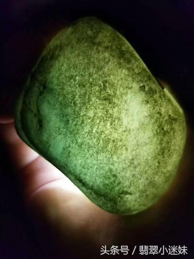 包含翡翠原石打灯表现绿色的词条-第1张图片-翡翠网 包含翡翠原石打灯表现绿色的词条-第1张图片-翡翠网