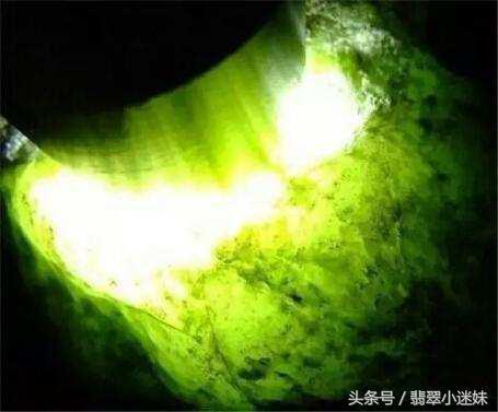 包含翡翠原石打灯表现绿色的词条-第5张图片-翡翠网 包含翡翠原石打灯表现绿色的词条-第5张图片-翡翠网