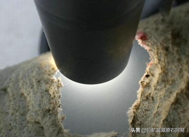 翡翠原石炸光说明什么翡翠原石透光-第4张图片-翡翠网 翡翠原石炸光说明什么翡翠原石透光-第4张图片-翡翠网