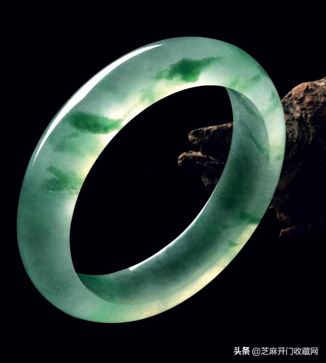 镯子带那个手好,翡翠手镯戴哪只手不漏财-第4张图片-翡翠网 镯子带那个手好,翡翠手镯戴哪只手不漏财-第4张图片-翡翠网