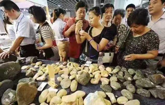 翡翠原石主播的QQ直播中的翡翠原石能买吗-第2张图片-翡翠网 翡翠原石主播的QQ直播中的翡翠原石能买吗-第2张图片-翡翠网