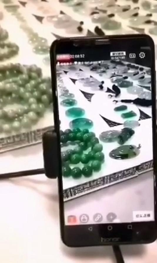 翡翠原石主播的QQ直播中的翡翠原石能买吗-第13张图片-翡翠网 翡翠原石主播的QQ直播中的翡翠原石能买吗-第13张图片-翡翠网