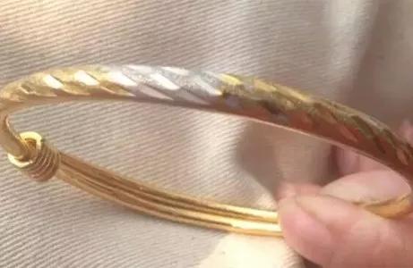 琥珀饰品和翡翠手镯能一起带吗,琥珀手镯价格-第4张图片-翡翠网 琥珀饰品和翡翠手镯能一起带吗,琥珀手镯价格-第4张图片-翡翠网