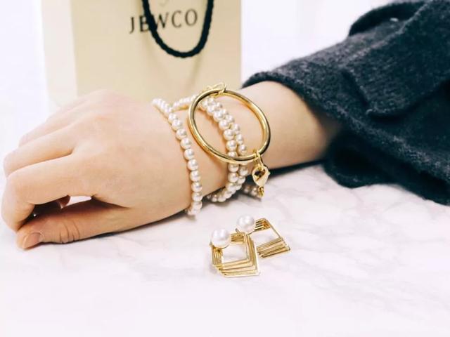 琥珀饰品和翡翠手镯能一起带吗,琥珀手镯价格-第5张图片-翡翠网 琥珀饰品和翡翠手镯能一起带吗,琥珀手镯价格-第5张图片-翡翠网