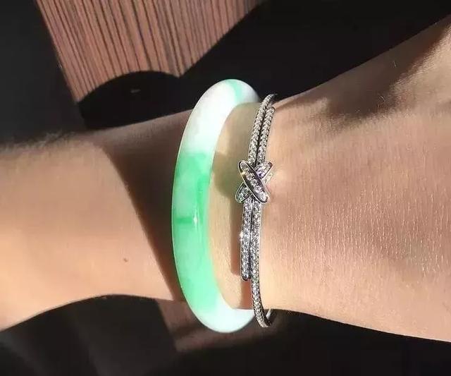 琥珀饰品和翡翠手镯能一起带吗,琥珀手镯价格-第15张图片-翡翠网 琥珀饰品和翡翠手镯能一起带吗,琥珀手镯价格-第15张图片-翡翠网