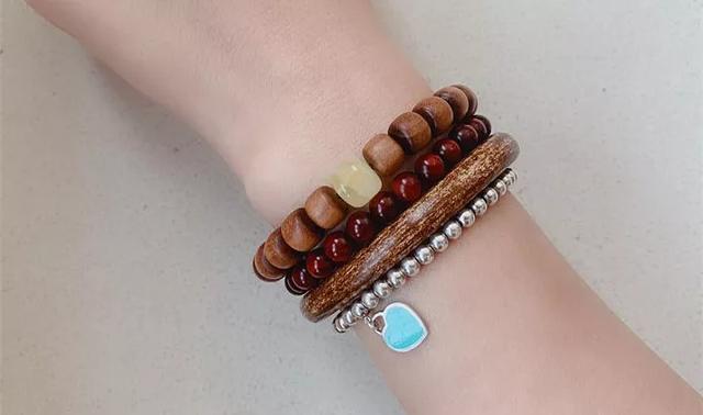 琥珀饰品和翡翠手镯能一起带吗,琥珀手镯价格-第17张图片-翡翠网 琥珀饰品和翡翠手镯能一起带吗,琥珀手镯价格-第17张图片-翡翠网