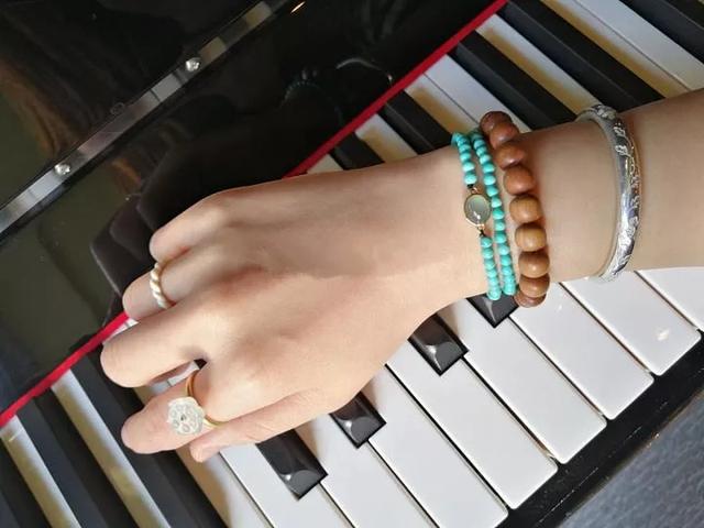 琥珀饰品和翡翠手镯能一起带吗,琥珀手镯价格-第23张图片-翡翠网 琥珀饰品和翡翠手镯能一起带吗,琥珀手镯价格-第23张图片-翡翠网